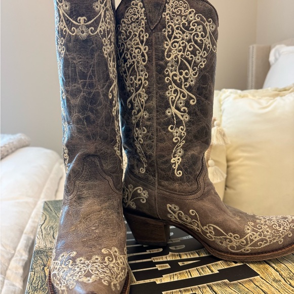 Corral Distressed Brown Embroidered Boots Size 8 - Picture 2 of 10